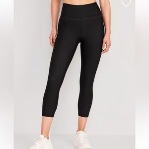 Old Navy Large Capri legging - elevate, go dry material. POCKETS! EUC.